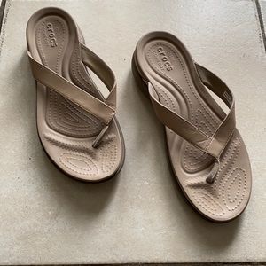 Crocs Women's Capri V Flip Flop Sandals Chai/Walnut size 9